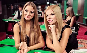 Hình ảnh sòng bạc trực tuyến Mu88, với các bàn Baccarat, Roulette cùng dealer chuyên nghiệp tạo không khí chân thực.